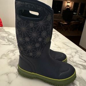 kids classic bogs winter boots kids size 2 in excellent condition!